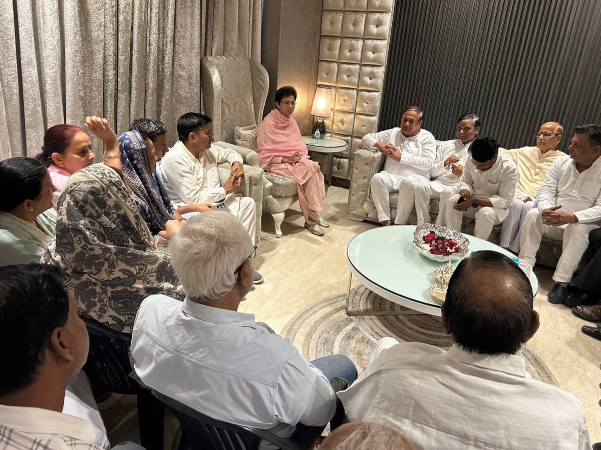 Kumari_Selja's tweet photo. पूर्व विधायक श्री सुरेंद्र पंवार जी के पिता डॉ. दिलीप सिंह पंवार जी के निधन पर आज उनके सोनीपत स्थित निवास पर पहुँचकर अपनी गहरी शोक संवेदना व्यक्त की तथा परिवारजनों से मिलकर इस दुःख की घड़ी में उन्हें ढांढस बंधाया।

ईश्वर दिवंगत आत्मा को अपने श्रीचरणों में स्थान दें और शोक संतप्त परिवार को इस कठिन समय में संबल एवं धैर्य प्रदान करें।