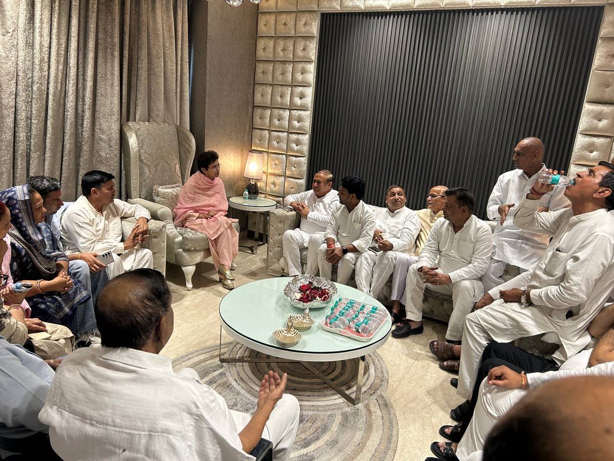 Kumari_Selja's tweet photo. पूर्व विधायक श्री सुरेंद्र पंवार जी के पिता डॉ. दिलीप सिंह पंवार जी के निधन पर आज उनके सोनीपत स्थित निवास पर पहुँचकर अपनी गहरी शोक संवेदना व्यक्त की तथा परिवारजनों से मिलकर इस दुःख की घड़ी में उन्हें ढांढस बंधाया।

ईश्वर दिवंगत आत्मा को अपने श्रीचरणों में स्थान दें और शोक संतप्त परिवार को इस कठिन समय में संबल एवं धैर्य प्रदान करें।