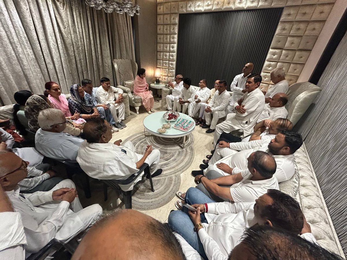 Kumari_Selja's tweet photo. पूर्व विधायक श्री सुरेंद्र पंवार जी के पिता डॉ. दिलीप सिंह पंवार जी के निधन पर आज उनके सोनीपत स्थित निवास पर पहुँचकर अपनी गहरी शोक संवेदना व्यक्त की तथा परिवारजनों से मिलकर इस दुःख की घड़ी में उन्हें ढांढस बंधाया।

ईश्वर दिवंगत आत्मा को अपने श्रीचरणों में स्थान दें और शोक संतप्त परिवार को इस कठिन समय में संबल एवं धैर्य प्रदान करें।