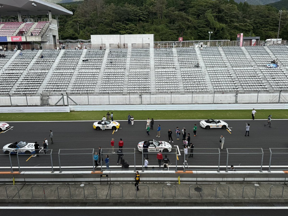 yusuke_shida's tweet photo. 今日、富士スピードウェイでメディア対抗ロードスター耐久レースに観に行ってきました！
応援しているLOVE CARS!チームのまなぶさんにお会いして、各自動車ジャーナリストにもお会いできて嬉しかったです。
また、来年もメディア対抗を遊びに行かせていただきます。

#富士スピードウェイ
#ロードスター
#ロードスター耐久レース
#メディア対抗
#lovecarstv
#マツダファンフェスタ
#マツダファンフェスタ2026