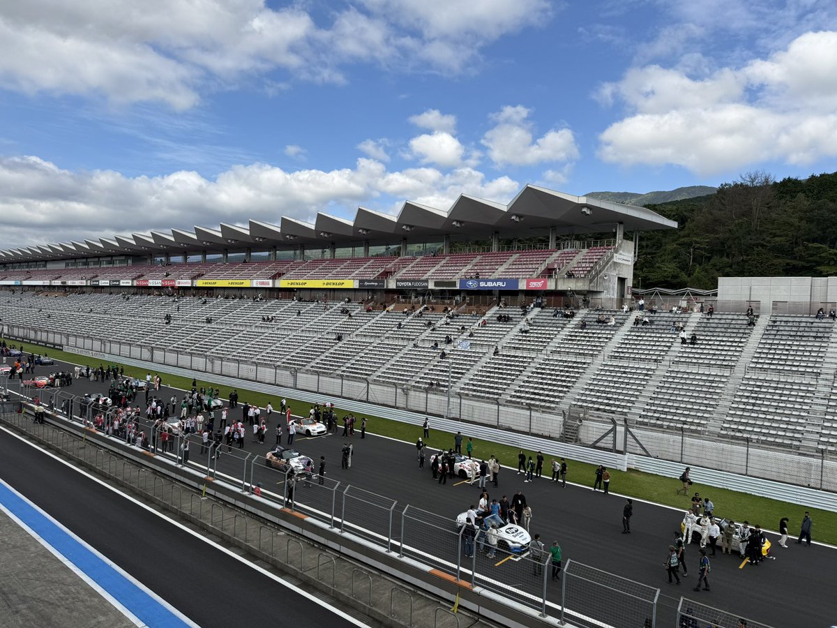 yusuke_shida's tweet photo. 今日、富士スピードウェイでメディア対抗ロードスター耐久レースに観に行ってきました！
応援しているLOVE CARS!チームのまなぶさんにお会いして、各自動車ジャーナリストにもお会いできて嬉しかったです。
また、来年もメディア対抗を遊びに行かせていただきます。

#富士スピードウェイ
#ロードスター
#ロードスター耐久レース
#メディア対抗
#lovecarstv
#マツダファンフェスタ
#マツダファンフェスタ2026