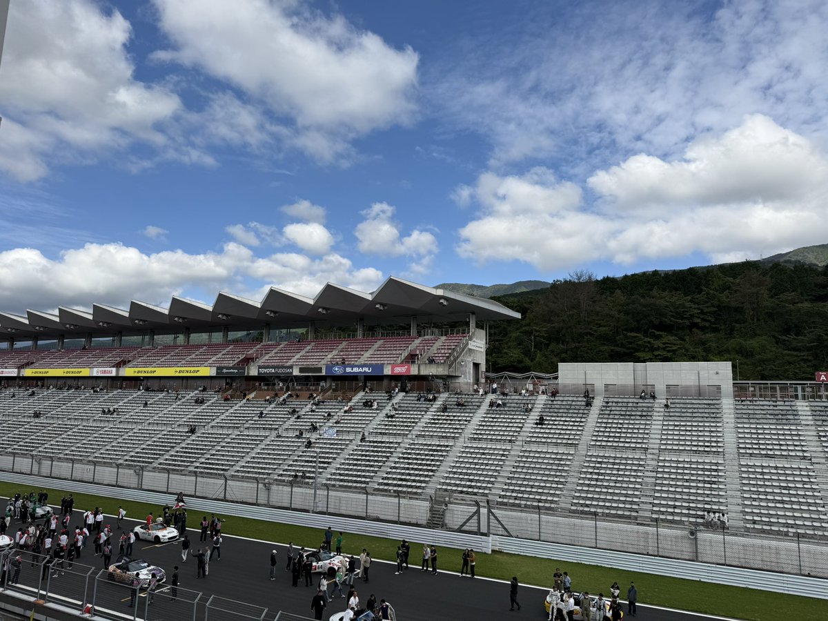 yusuke_shida's tweet photo. 今日、富士スピードウェイでメディア対抗ロードスター耐久レースに観に行ってきました！
応援しているLOVE CARS!チームのまなぶさんにお会いして、各自動車ジャーナリストにもお会いできて嬉しかったです。
また、来年もメディア対抗を遊びに行かせていただきます。

#富士スピードウェイ
#ロードスター
#ロードスター耐久レース
#メディア対抗
#lovecarstv
#マツダファンフェスタ
#マツダファンフェスタ2026