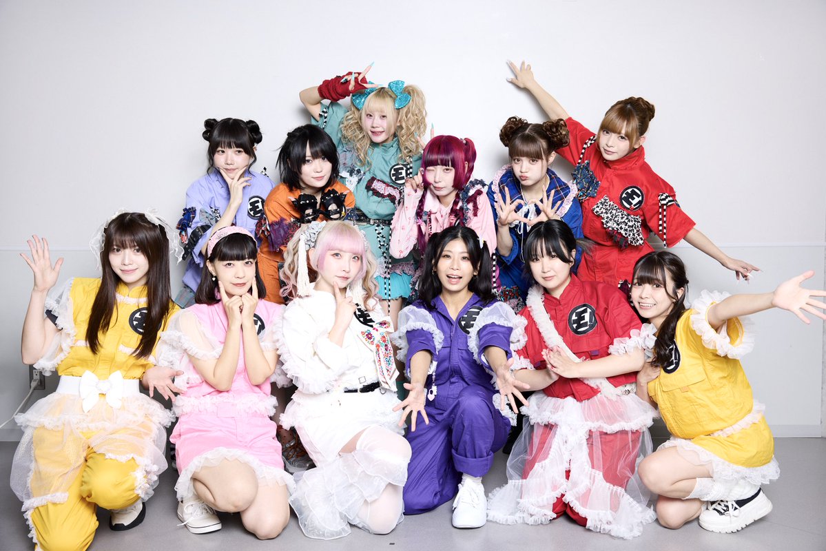 ylmlm_official's tweet photo. ゆるめるモ！15周年突入記念ワンマン
『インデペンデンス・デイ』

現メンバー6人＆歴代メンバー6人
12人での集合写真📸✨

これまでたくさんのメンバーが
ゆるめるモ！のバトンをつないできてくれたからこそ、
今のゆるめるモ！があります。

出演してくれた歴代メンバー
けちょん／しふぉん／ようなぴ／ゆいざらす／もね／まつり
（敬称略）

それぞれの時代からつながった12人で
同じステージに立てた特別な一日でした。

本当にありがとうございました💐

そしてこれからも、
ゆるめるモ！を未来へつないでいきます！

Photo by ike. @Ike_Photo01

#ゆるめるモの10月3日がヤバイ