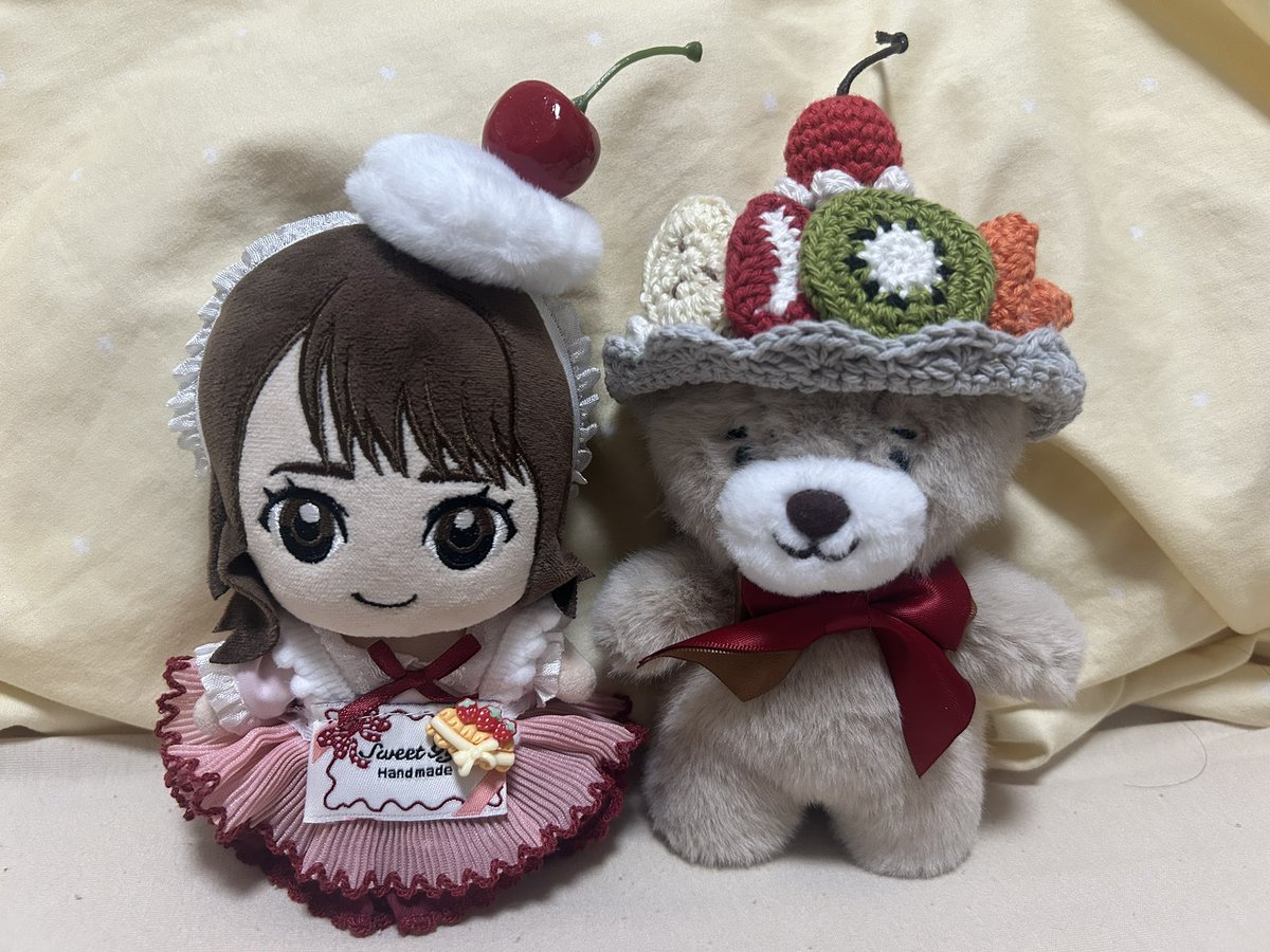 sunny_leaf_99's tweet photo. なんばのぬい服のお店に行ってきました🍒
この前買ったプリンアラモード帽子はくまだくん用にしようと思っていたので、それに合わせてぷちださんにも新衣装！かわいい！！ https://t.co/szsFpkrN4E