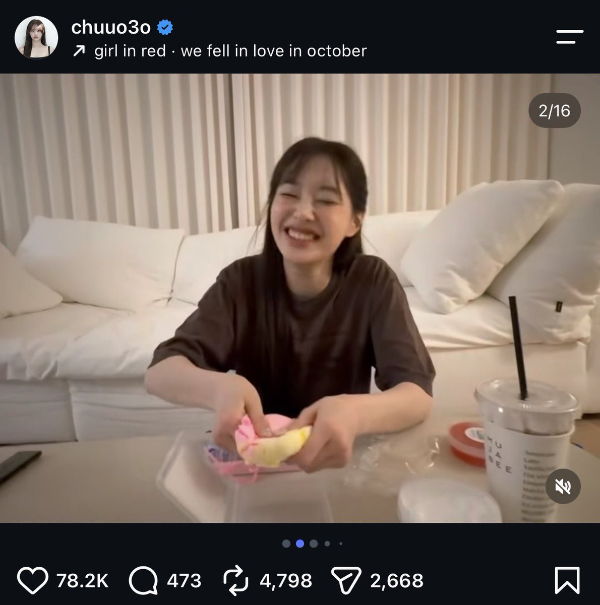 aseuluvs's tweet photo. same song and vaguely similar sofa to seulgi’s i’m starting a rumour https://t.co/NCu0WUiVi2