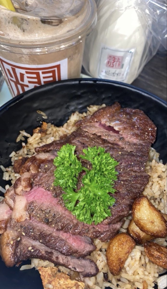 ___xxxxknp's tweet photo. 🥛ร้านนมที่อร่อยที่สุดในย่าน มีคาวหวานมื้อหลักมื้อเบาครบ
📍#บ้านนมสดซาลาเปาแป้งนุ่ม
💗คือเลิ้บมาก ชอบนมนัวร้านเขาอะมันอร่อย เป็นร้านที่ชั้นกินบ่อยมาก นอกจากเมนูนมแล้วยังมีเมนูข้าวด้วยนะ ที่เราชอบสุดคือข้าวผัดมันเนื้อ(พิคานย่า) อร่อยมาก
💚🛵: https://t.co/sMP2aDj74N
#lineman https://t.co/HHzRKxpn4w