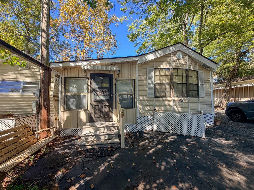 SellingtheMtns's tweet photo. #37 - 17 Old Soco Rd, Whittier, NC, 28789
1 bed | 1 bath
Active | 55000
https://t.co/HqsOl6EDbs
Your mountain getaway awaits! This adorable creekfront park model is tucked inside Great Smokey Mountain Campground &amp; RV Park and offers an affordable way to enjoy everything... https://t.co/sRiGR1wUIK
