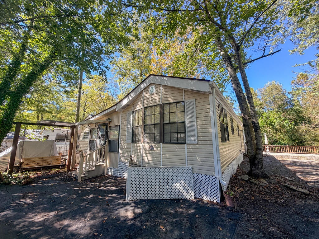 SellingtheMtns's tweet photo. #37 - 17 Old Soco Rd, Whittier, NC, 28789
1 bed | 1 bath
Active | 55000
https://t.co/HqsOl6EDbs
Your mountain getaway awaits! This adorable creekfront park model is tucked inside Great Smokey Mountain Campground &amp; RV Park and offers an affordable way to enjoy everything... https://t.co/sRiGR1wUIK