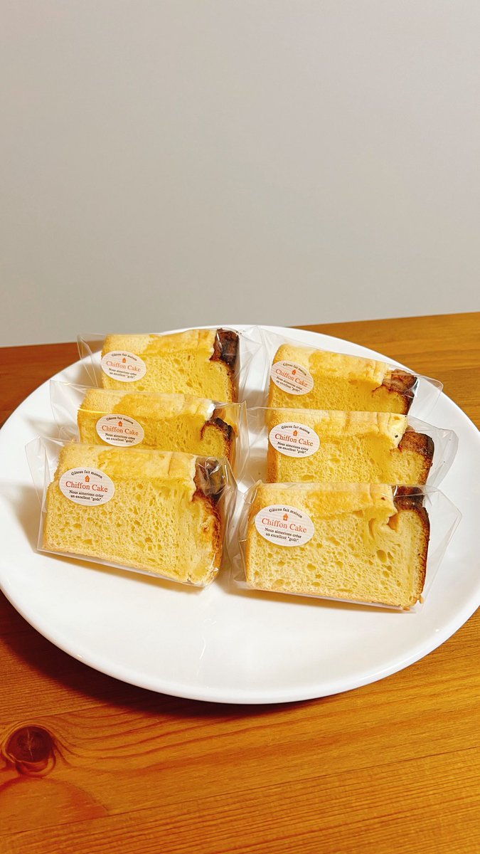 keikei08080808's tweet photo. シフォンケーキ✨

極限までフワフワにするには薄力粉だけにした方が良いんですけど、それだと自分の重みで形維持出来ないので強力粉を混ぜてます。

これで自立するけど、フワフワなシフォンが出来ますよ🧑‍🍳

包装してシール貼ると一気に売り物っぽくなりますね☺️ https://t.co/OmbCPcFNGe
