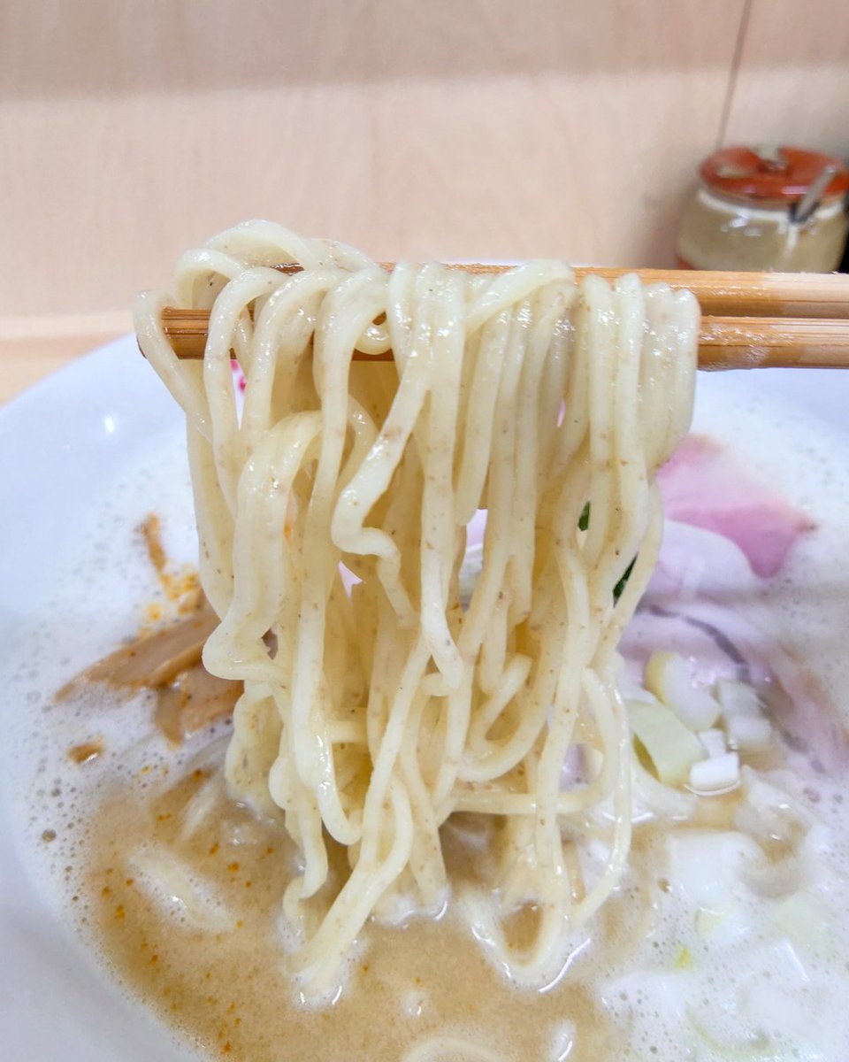 HARU_R110's tweet photo. 🍜 麺すけ

🗺️ 福岡県飯塚市堀池172-3 

☑️ 鶏白湯
 　 ⚠️気まぐれ麺
 　 ⚠️材料切れ次第終了
☑️ 焼飯

まだあった～🙌
ミルキータッチの濃厚鶏白湯👍 https://t.co/l60WUReMfW