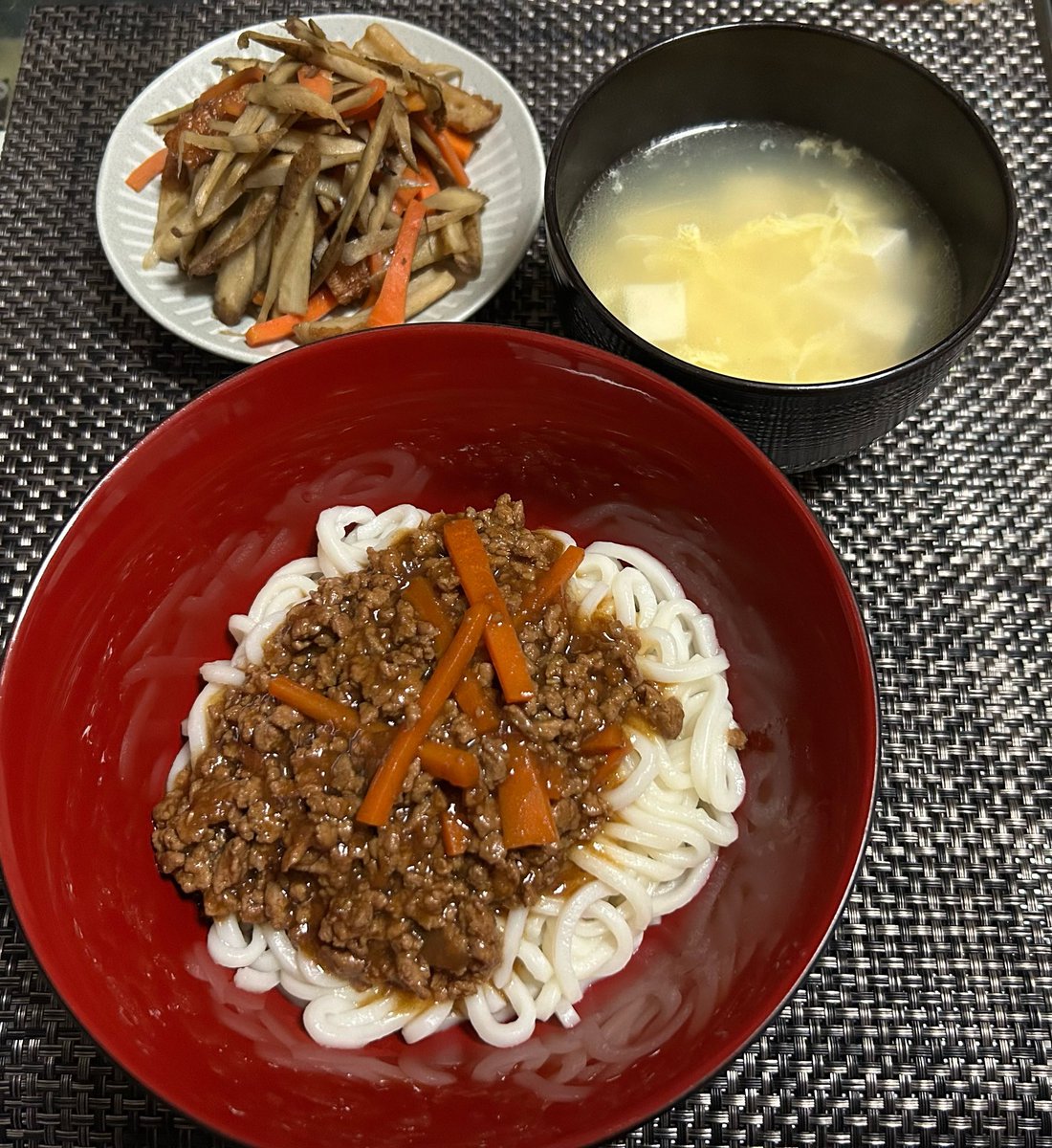 haruki0980's tweet photo. 2ヶ月ぶりに料理したから見て欲しい〜

某動画で給食回を見てからソフト麺が懐かしすぎて食べたくなりまして(代用として細うどんの上におぼろ味噌かけたもの) https://t.co/aqy3cie2h8