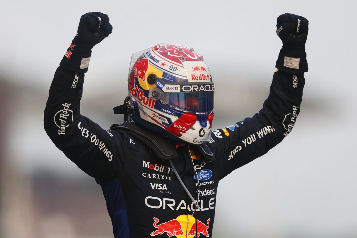 redbullmotorJP's tweet photo. 【バーレーンGP 決勝暫定結果🇲🇾】

優勝 マックス・フェルスタッペン🏆
5位 アイザック・ハジャー
7位 リアム・ローソン
10位 アービッド・リンドブラッド

雨に翻弄されたセパンでマックスが今季初優勝✨
ハジャーも5位入賞し、
レーシングブルズもダブル入賞で
4人全員がポイント獲得👏

待ち詫びたこの瞬間が遂に来たッーーー！
熱い熱い応援をありがとうございました🪽
