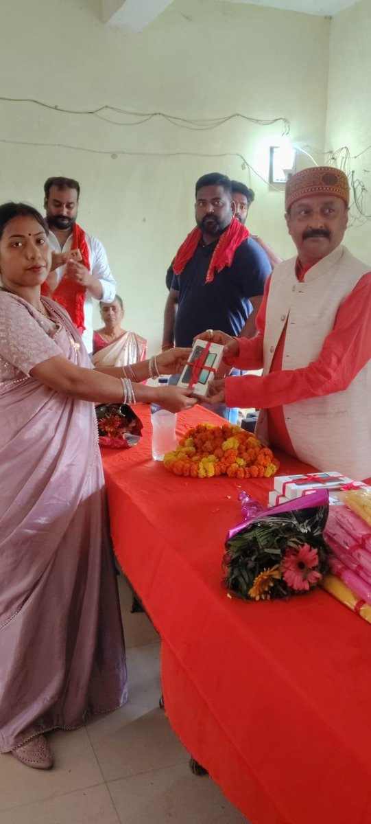 ICDSBAHRAICH01's tweet photo. जन-कल्याण का दृढ़ संकल्प! पोषण माह के दौरान समुदाय को जागरूक करने से लेकर कार्यकर्ताओं को सशक्त बनाने हेतु मोबाइल वितरण तक, कई जमीनी गतिविधियां आयोजित हुईं। इस पूरे अभियान की प्रेरक झलकियां इस वीडियो में देखें। 🎥✨
#PoshanMaah #SashaktKadam #DigitalEmpowerment https://t.co/OYSoBT6Jre