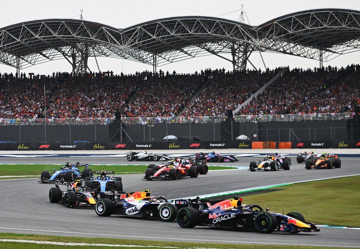 redbullmotorJP's tweet photo. 【バーレーンGP 決勝暫定結果🇲🇾】

優勝 マックス・フェルスタッペン🏆
5位 アイザック・ハジャー
7位 リアム・ローソン
10位 アービッド・リンドブラッド

雨に翻弄されたセパンでマックスが今季初優勝✨
ハジャーも5位入賞し、
レーシングブルズもダブル入賞で
4人全員がポイント獲得👏

待ち詫びたこの瞬間が遂に来たッーーー！
熱い熱い応援をありがとうございました🪽