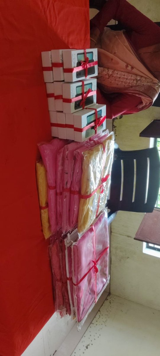 ICDSBAHRAICH01's tweet photo. जन-कल्याण का दृढ़ संकल्प! पोषण माह के दौरान समुदाय को जागरूक करने से लेकर कार्यकर्ताओं को सशक्त बनाने हेतु मोबाइल वितरण तक, कई जमीनी गतिविधियां आयोजित हुईं। इस पूरे अभियान की प्रेरक झलकियां इस वीडियो में देखें। 🎥✨
#PoshanMaah #SashaktKadam #DigitalEmpowerment https://t.co/OYSoBT6Jre