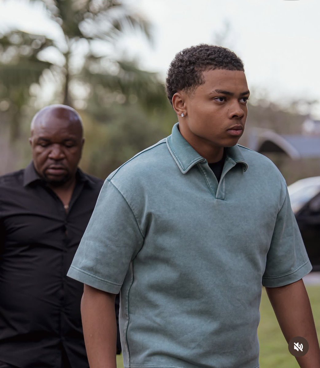 shumbakadzi_zim's tweet photo. P9NDE family joined mourners at Chivayo's Gletwin home last night to pay their respects.

#RIPChivayo https://t.co/Wq82hpnL9k