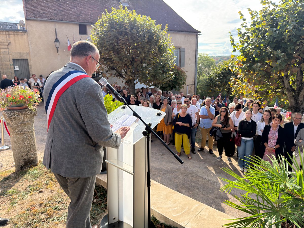 LudovicRochette's tweet photo. Inauguration des travaux de rénovation de l’église à Bard-le-Régulier. 
Bravo à l’équipe municipale !
Qui d’autre que la commune aurait été capable de porter ce projet aussi audacieux ?
Heureusement, les communes et les élus agissent, en proximité !
@l_amf @PresidentAmf https://t.co/Qxw6W8U3UK