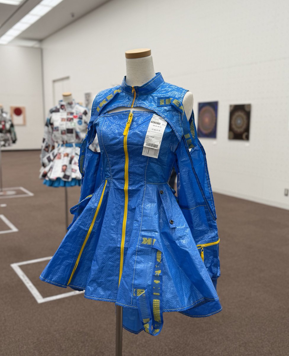 uenokuromon's tweet photo. すごい、IKEAのバッグで作られたドレスだ
#東京都美術館 https://t.co/25pwYGi4EN