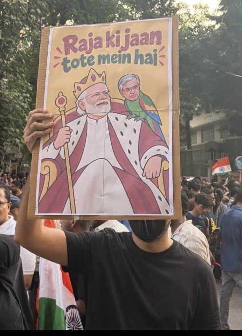 CJP_is_back's tweet photo. राजा की जान, तोते में है.. https://t.co/QKV6QpWdMN