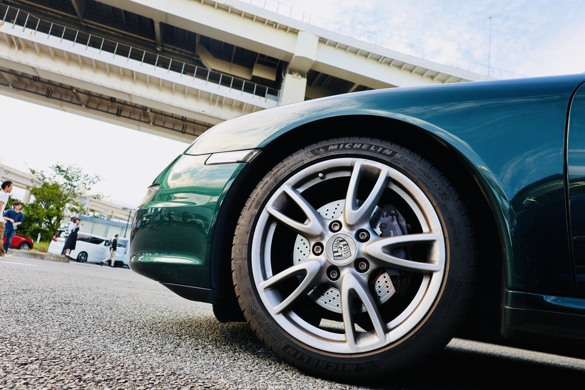 v60polestar_k_m's tweet photo. ポルシェ911 （997）
納車おめでとうございます㊗️

最近ポルシェに乗せて頂く機会が多いのだがやはり工業製品として手堅い印象🤔
エヴォーラと同じ後輪駆動ではあるもののコーナーの踏ん張り方の感触が全然違う
エヴォーラは切り角より鋭いハンドリングで横Gを上手く推進性に変換するイメージ
911は後輪が一生懸命に踏ん張りつつ、駆動力をダイレクトに地面に伝えて力強く前に進むイメージ

エヴォーラ乗っときながら言うのもあれですが、結構怖かった（凄かった）😎