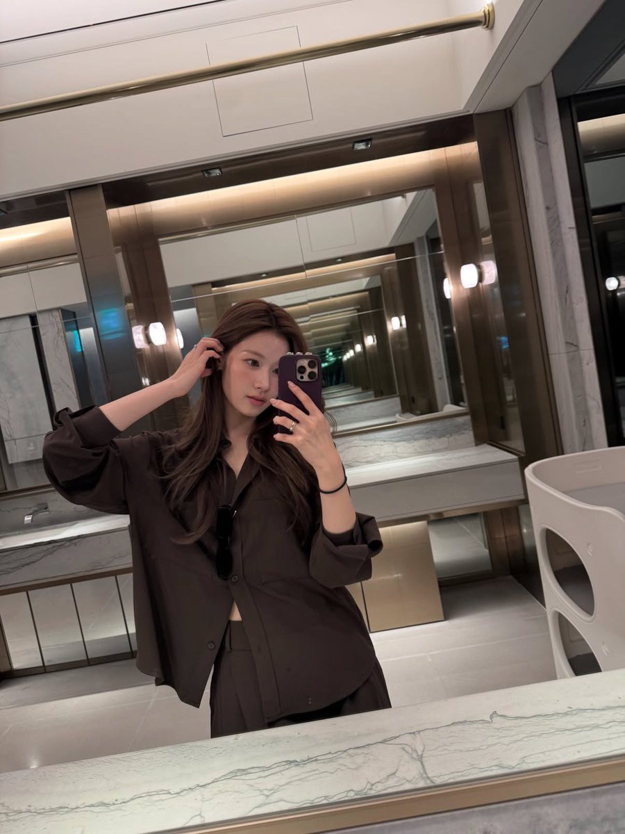 Reedhamancy's tweet photo. ˖ ݁♬⋆.˚𝄞 mirror selfie mandatory. Anyway, hello, new peeps. Lucky to have you here as my new moots. I go by the name Judith. https://t.co/OaMfaauRKw