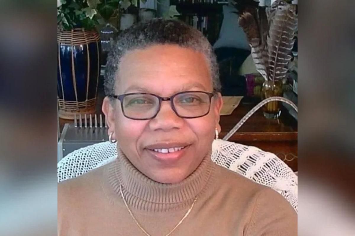 WBSM1420's tweet photo. Women Writers Gather in New Bedford
A New Bedford salon is bringing multicultural women together to share their writing and stories. 
https://t.co/DJRn2Q2wav https://t.co/qW4BLKeRbn