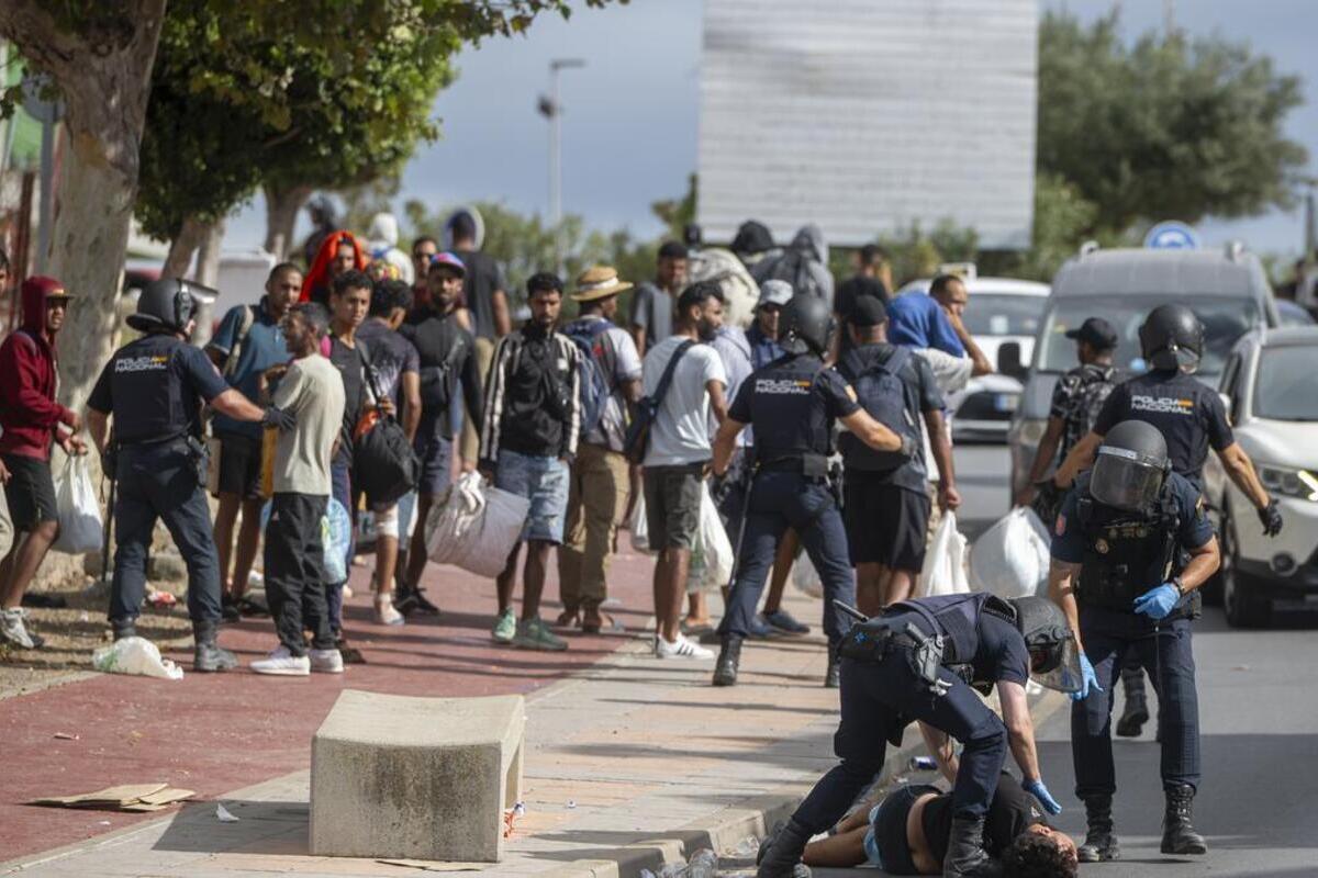 gaceta_es's tweet photo. Un agente herido al detener a un invasor que se enfrentó a la Policía lanzando piedras de grandes dimensiones en el asentamiento de El Guano

https://t.co/tftVRSurse https://t.co/ORdfIPOnwN