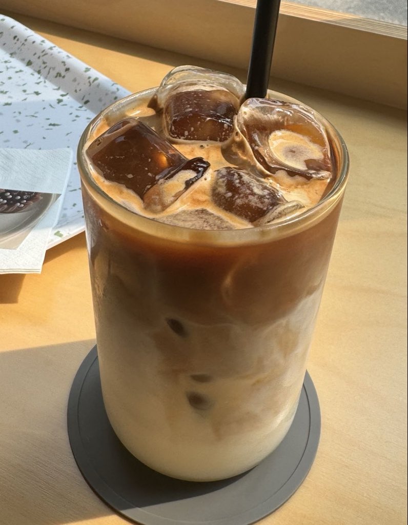 hopefulhob's tweet photo. kalian sekarang lebih butuh es kopi atau es teh? 🥤 https://t.co/6MEgGoeI6H