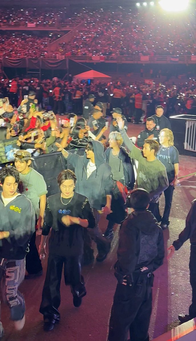 vanityoongi's tweet photo. Tuve uno de los mejores asientos, ellos salían y entraban cerca de donde yo estaba, pude verlos de cerca Dios mío 😭 https://t.co/qu6lJ6xVuC