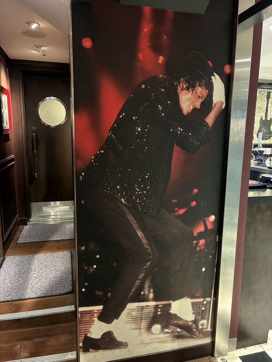 tea_pu_rin_MJ's tweet photo. 念願の上野HRCにマイケルファン友達と行けました🌙
1日中マイケルの聖地巡りをして1日中マイケルの話ができてとても幸せでした⭐️一緒に過ごしてくれてありがとう🙏🏻 https://t.co/Q0TupY0ATX