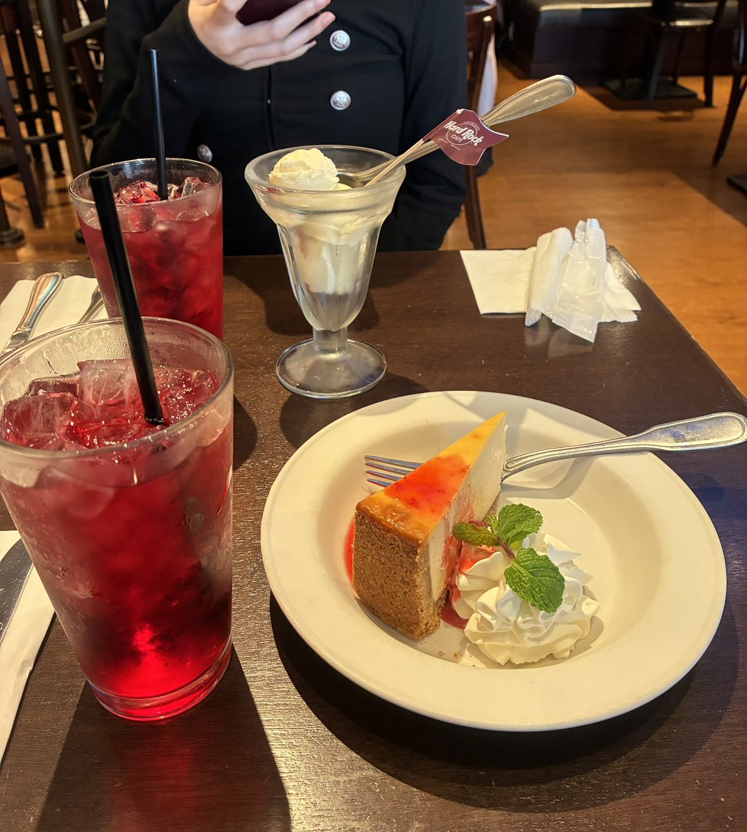 tea_pu_rin_MJ's tweet photo. 念願の上野HRCにマイケルファン友達と行けました🌙
1日中マイケルの聖地巡りをして1日中マイケルの話ができてとても幸せでした⭐️一緒に過ごしてくれてありがとう🙏🏻 https://t.co/Q0TupY0ATX