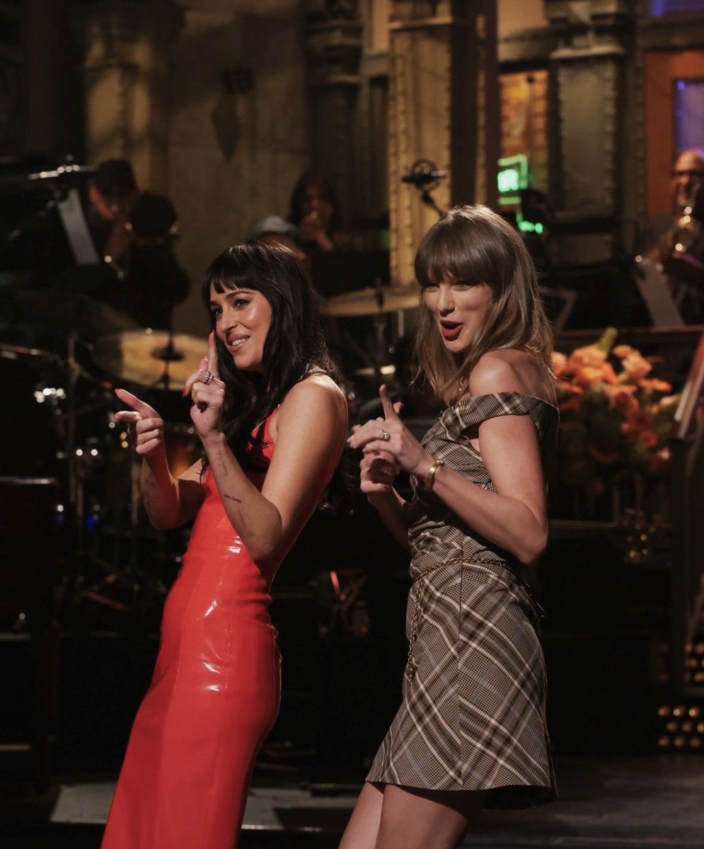 LunatikaLullaby's tweet photo. Taylor E Dakota Sono LE AMICHE. π§‘π€β¨οΈ #TLOAS https://t.co/CZTX8ByvKr