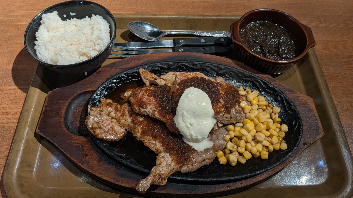 mitsumae2020's tweet photo. 南大沢でこんな時間に昼ごはん。
トンテキ３枚ミニカレー食べちゃった！ https://t.co/VqHaqO7bde