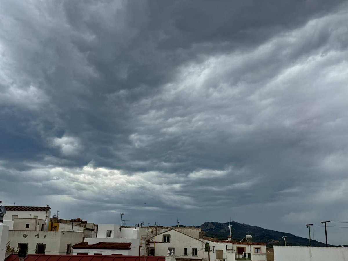 jrambaud's tweet photo. El #cielo y las #nubes siguen dando un espectáculo hoy desde casa por ahora sin #lluvia #Facinas #Tarifa #meteo https://t.co/3uVinawxEX