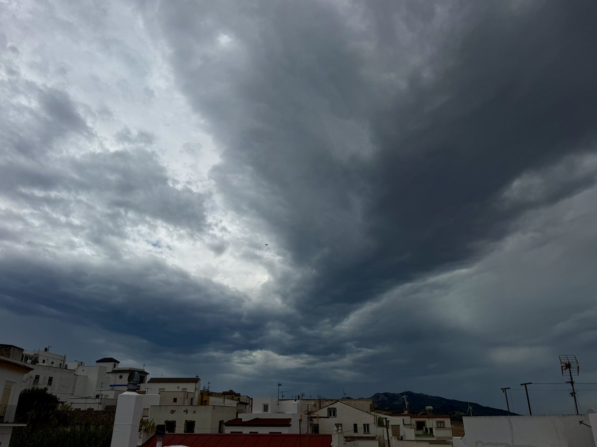 jrambaud's tweet photo. El #cielo y las #nubes siguen dando un espectáculo hoy desde casa por ahora sin #lluvia #Facinas #Tarifa #meteo https://t.co/3uVinawxEX