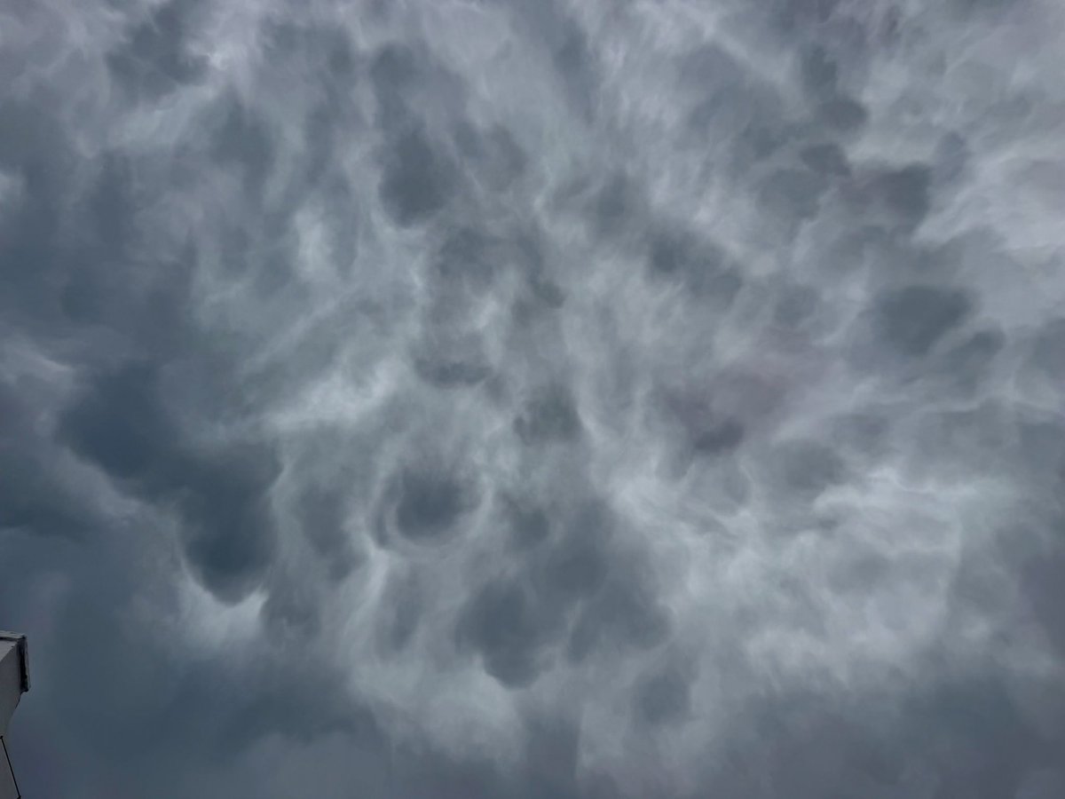 jrambaud's tweet photo. El #cielo y las #nubes siguen dando un espectáculo hoy desde casa por ahora sin #lluvia #Facinas #Tarifa #meteo https://t.co/3uVinawxEX