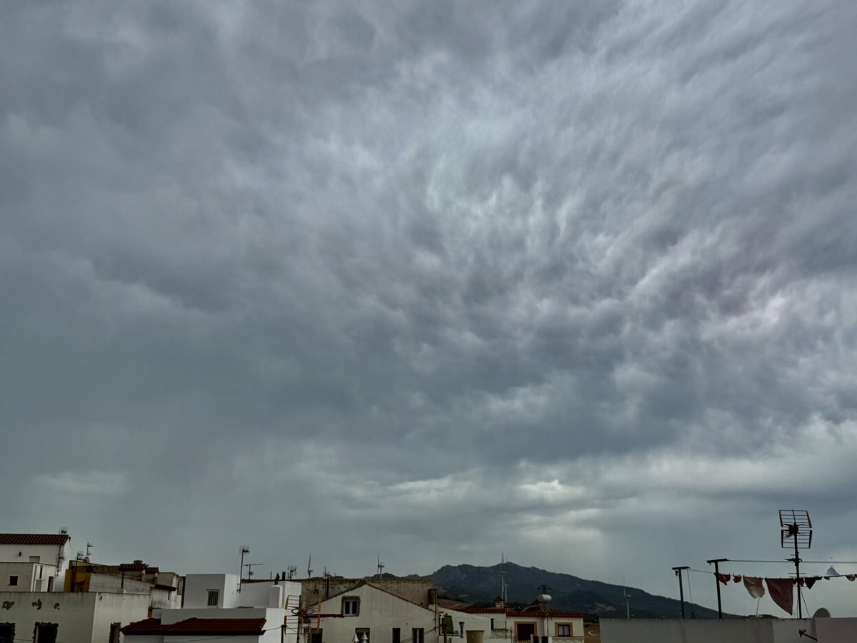 jrambaud's tweet photo. El #cielo y las #nubes siguen dando un espectáculo hoy desde casa por ahora sin #lluvia #Facinas #Tarifa #meteo https://t.co/3uVinawxEX