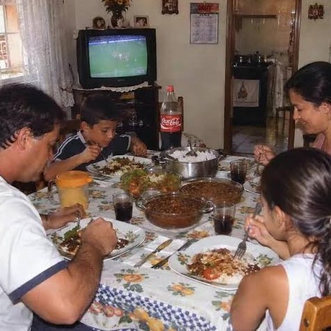 republiqueBRA's tweet photo. 🍽️ 💥 No IronTalks, Renan Santos diz que o capitalismo transformou hábitos e relações sociais e “destruiu o jantar em família, o afeto em família”:

🗣️ “O capitalismo muda o significado das coisas. Então, o que antes era entendido como jantar para uma pessoa no século 19 era um momento em que toda a família se encontrava, um momento quase sagrado. Hoje, pode significar você olhando para a parede.”