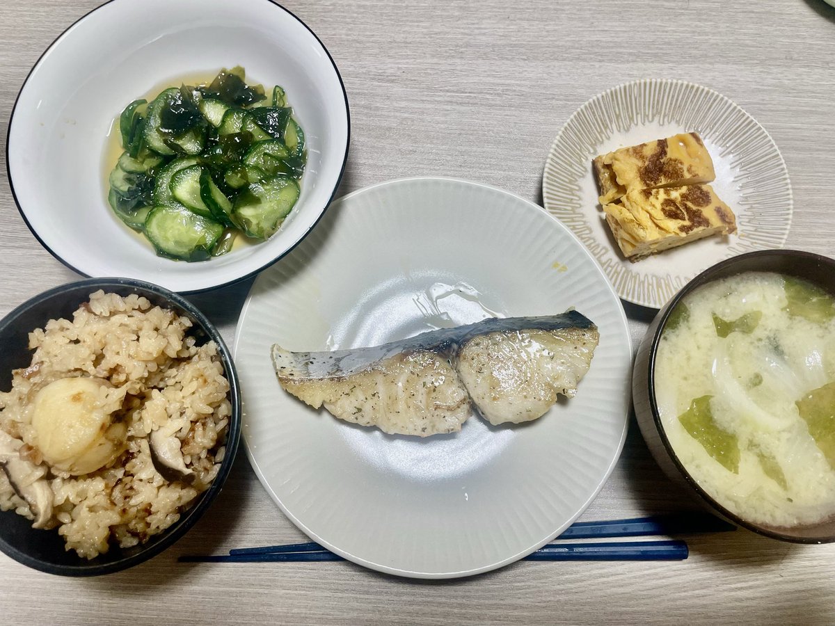 tarutarupiggu's tweet photo. 今日は和食☝️✨ホタテバターご飯は中々good👍✨
甘い卵焼き再々チャレンジしたけど味付けは美味いのに卵の味があまりしない🧐ホント料理は奥が深い🫠。
明後日休みだから明日夜はおやつを仕込もうと思うけど何か簡単に作れるのあるかな😗❓ https://t.co/tSjmCJdgM1