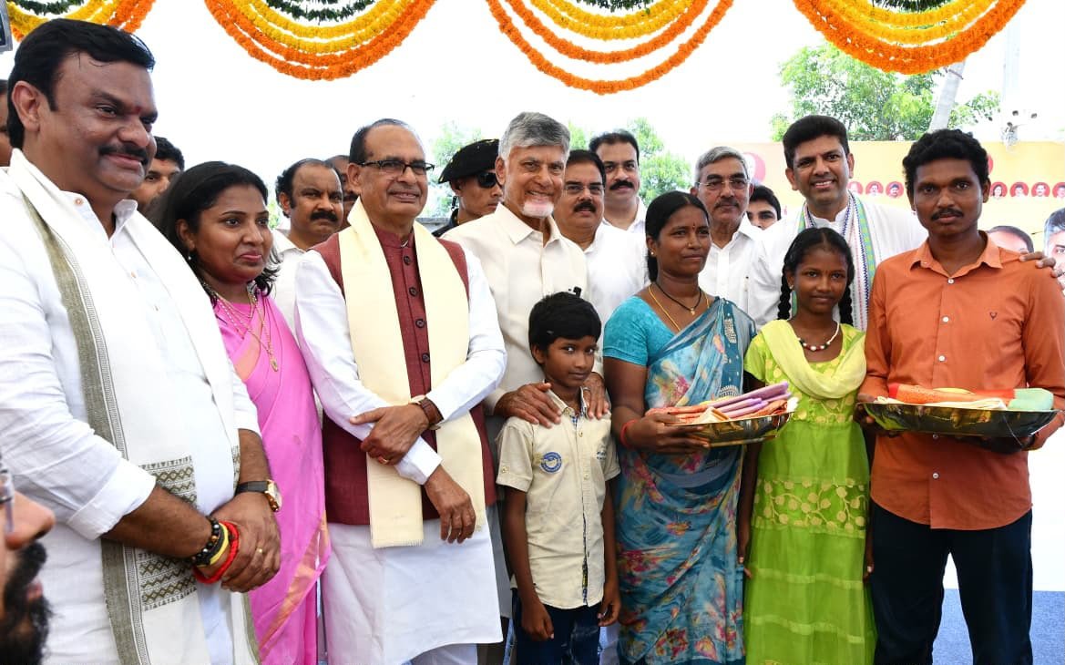 MadhavBJP's tweet photo. పేదల సొంతింటి కలను సాకారం చేయడంలో మరో కీలక ముందడుగు! 

ఆంధ్రప్రదేశ్‌లో PMAY-G 2.0 కింద 3 లక్షల ఇళ్ల నిర్మాణానికి గుంటూరు జిల్లా తెనాలి నియోజకవర్గంలోని బుర్రిపాలెంలో జరిగిన శంకుస్థాపన కార్యక్రమంలో కేంద్ర గ్రామీణాభివృద్ధి శాఖ మంత్రి శ్రీ @ChouhanShivraj గారు, గౌరవ ముఖ్యమంత్రి శ్రీ @ncbn గారు, కేంద్ర సహాయ మంత్రి @PemmasaniOnX గారు, రాష్ట్ర మంత్రి శ్రీ @mnadendla గారితో కలిసి పాల్గొనడం జరిగింది

అదే సమయంలో తెనాలి నియోజకవర్గంలో 3D కాంక్రీట్ ప్రింటింగ్ టెక్నాలజీతో 177 ఇళ్ల నిర్మాణానికి పైలట్ ప్రాజెక్ట్‌కు శ్రీకారం చుట్టడం విశేషం. ఆధునిక సాంకేతికతను వినియోగిస్తూ వేగవంతమైన, నాణ్యమైన గృహ నిర్మాణానికి ఇది నాంది.

ప్రతి పేద కుటుంబానికి సొంత ఇల్లు — సురక్షితమైన, గౌరవప్రదమైన జీవితం!

ప్రధాని శ్రీ @narendramodi గారి నాయకత్వంలో, ఆంధ్రప్రదేశ్‌లో కూటమి ప్రభుత్వాల సమన్వయంతో అభివృద్ధి మరింత వేగంగా ముందుకు సాగుతోంది.