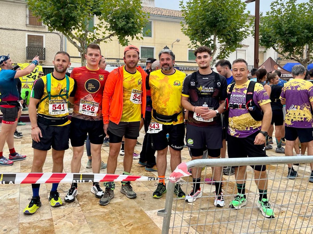 Plan_INFOCA's tweet photo. 🏃‍♂️Los bomberos forestales del AE-302 participaron ayer en La Burrica Trail VI CXM Sierra María-Los Vélez (#Almería). La prueba, que combina deporte y naturaleza, contó con la participación de más de 300 corredores. 

¡Enhorabuena a todos los deportistas por su esfuerzo! 💪 https://t.co/2G1PnYntxA