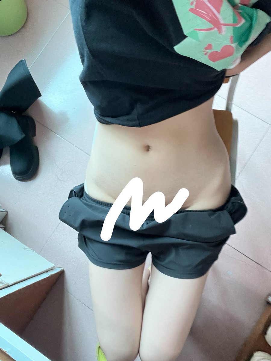 Hxhyib's tweet photo. 宿舍露出这一块 #女大学生 #反差 https://t.co/auGrGqx9HX