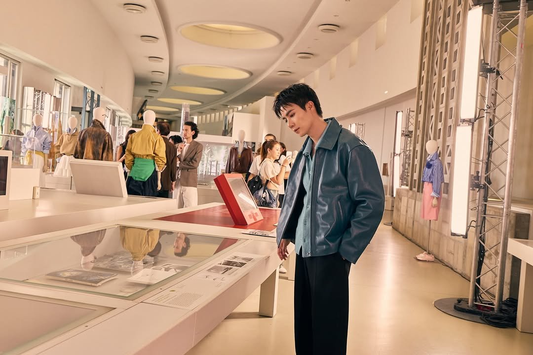 SGang73640's tweet photo. The teal color on ZeePruk is everything ❤️ It looks incredibly sexy and elegant on him. Sandro brings out his sophisticated charm so perfectly. The whole look is refined, striking and absolutely beautiful!

ZEE PRUK PFW 2027
#SANDROxZEEPRUK
#ParisFashionWeek
#Sandro
#SandroParis
@sandrosparis
@zee_pruk #ZeePruk