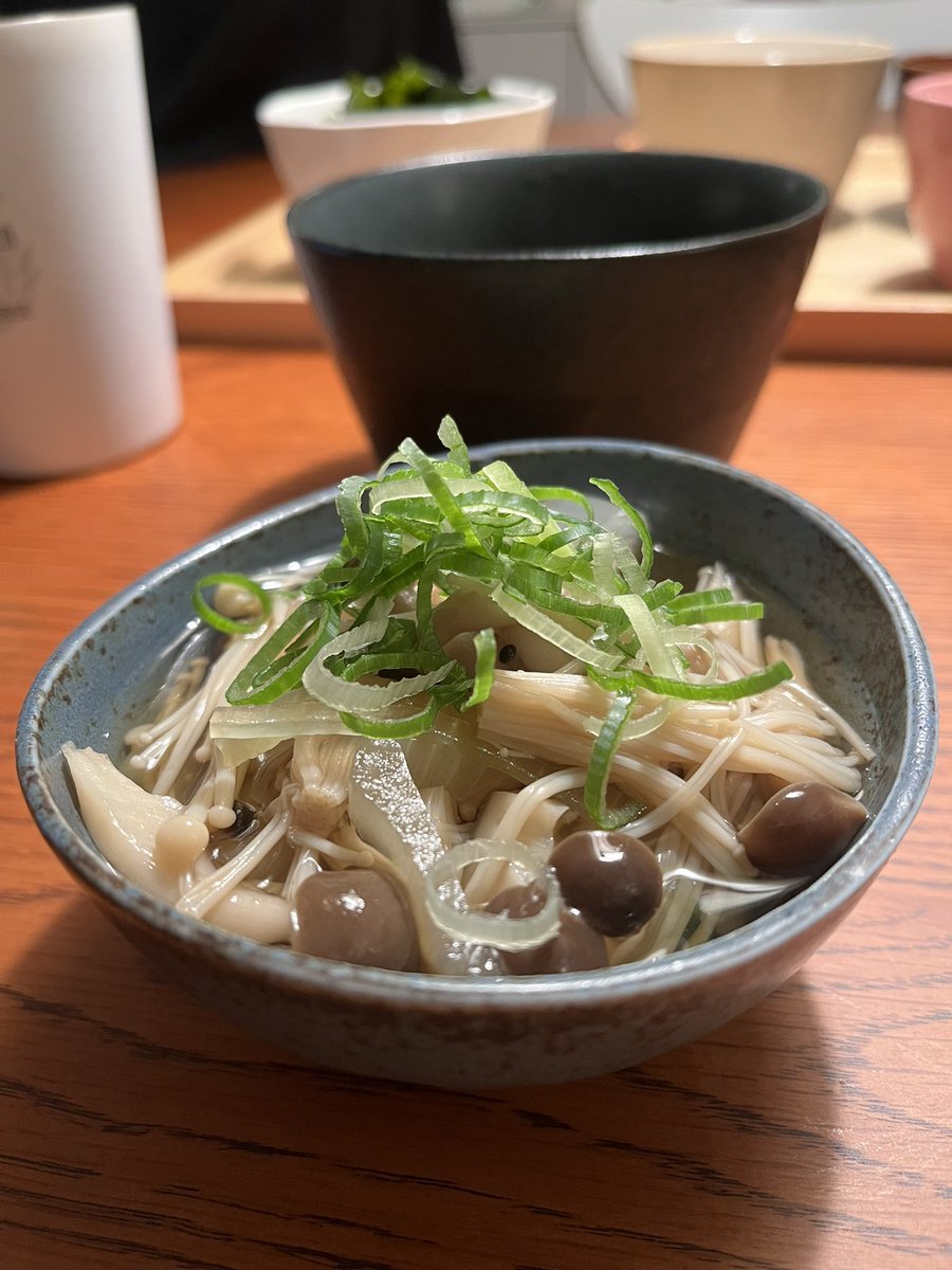 oyms1_24's tweet photo. じろーさんに教えてもらったキノコの一品😁
食べ頃は明日と分かってるものの我慢できず食べちゃった🤣 こりゃほんまうめぇわ✨️
出汁残りまくったら何使おかな🤔 https://t.co/yUzOmdE47e