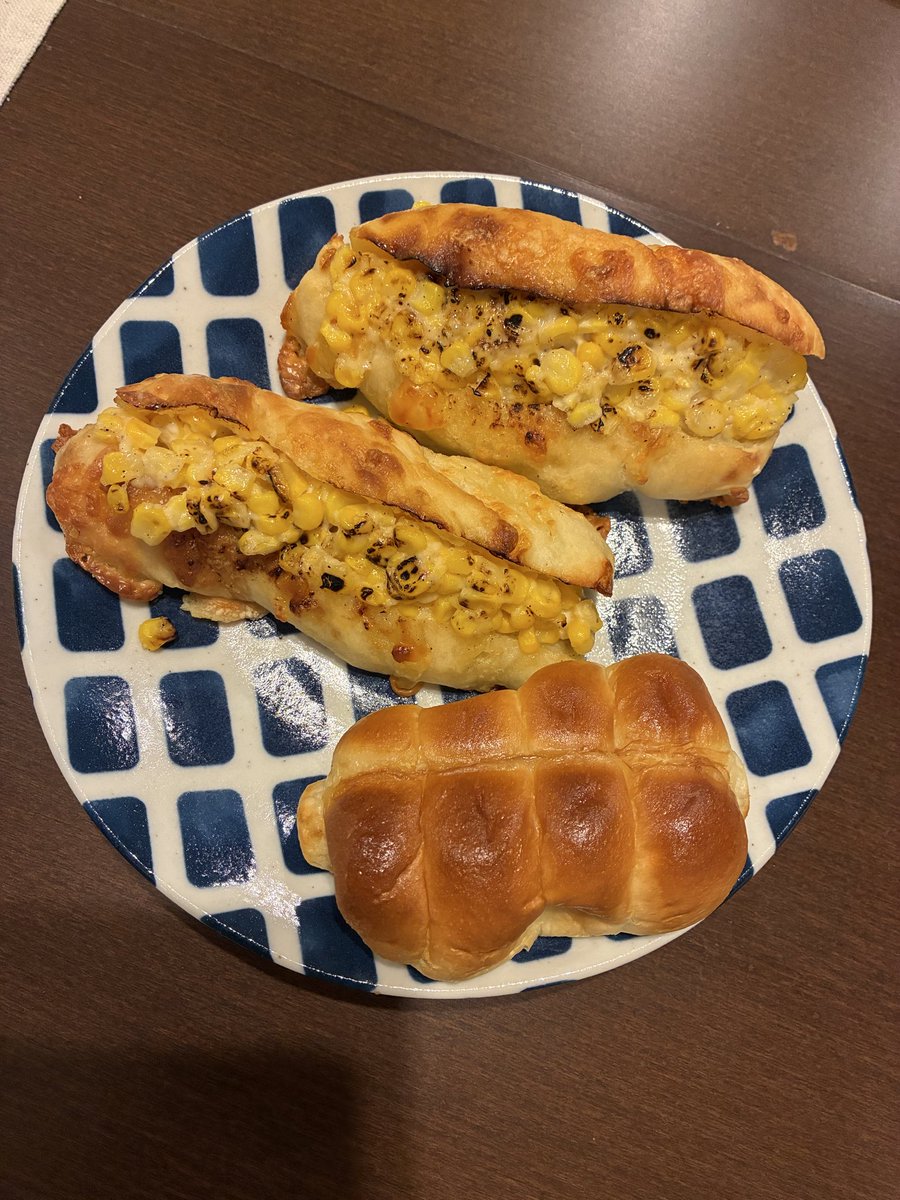ahtohoshi's tweet photo. 晩ご飯にいただいてます🤤
坊がうっっま!!!ってペロリする勢い😂✨
おともだちと「え、何個?いや、うちそんないけるかなー」と言ってたのがウソのように買った分だけ今日平らげそうな中1の坊さん😂
でもマジでどっちも美味すぎる🥰
んでコーンが甘い🌽
ちなみに可愛い箱は3個入りset😊
#DONGURI https://t.co/l43fOl4Jgf