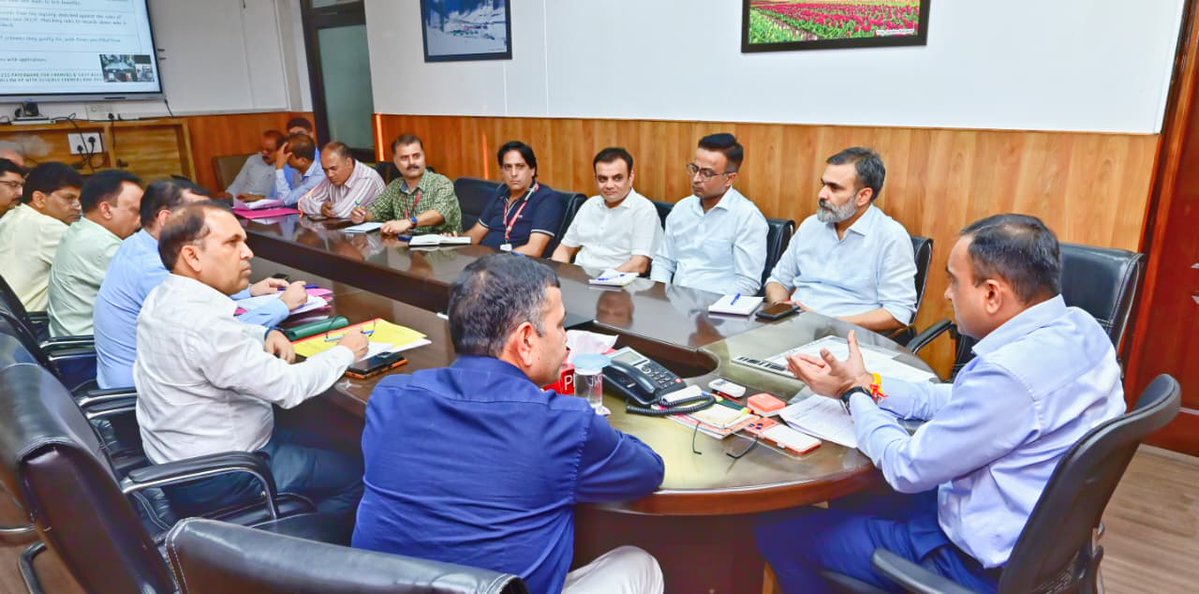 radionews_jammu's tweet photo. Div Com Jammu @Rameshkumarias chairs a meeting of the Divisional Level Committee to formulate an action plan for innovative, farmer-centric use cases of AgriStack data.

He calls for technology-enabled solutions in crop assessment, insurance, credit, marketing and AI-driven advisories to deliver tangible benefits to farmers.

@Divcomjammu @diprjk @airnewsalerts