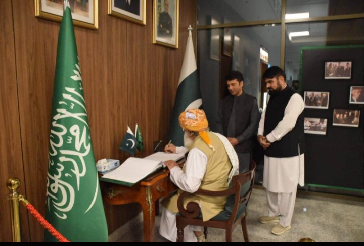 HamzaWritesPK's tweet photo. جدہ: مولانا فضل الرحمان نے قونصل جنرل غلام مصطفیٰ ربانی کی دعوت پر قونصلیٹ پاکستان کا دورہ کیا۔ عملے نے ان کا پرتپاک و شاندار استقبال کیا۔ معزز مہمان کی آمد باعثِ اعزاز ہے۔ https://t.co/s0iP8nvm3w