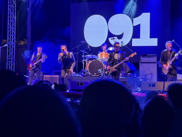 JI_Lapido's tweet photo. Anoche, los Cero volvimos al lugar del crimen. Auditorio de Maracena, 30 años después. Piruetas espacio-temporales. Sensación de incredulidad y a la vez de agradecimiento al destino: las guitarras siguen rugiendo y las melodías planeando sobre las cabezas del respetable. Rock. https://t.co/m86wDlGnag
