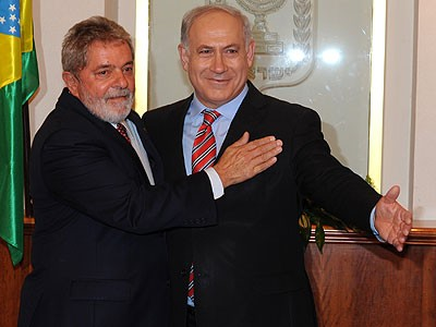 nshispanos's tweet photo. Algunos siguen creyendo que la democracia los va a salvar, la realidad es que todos son marionetas. Personas como Lula o Claudia SHEINBAUM solo están ahí para hacerte creer que se oponen a algo, mientras ellos siguen las agendas transnacionales.

La democracia es la razón por la que nuestros países están así de sometidos, porque la democracia es PLUTOCRASIA, gobierno del dinero y el dinero lo tienen ellos.

Lula no te va a salvar. 

¿🐖?