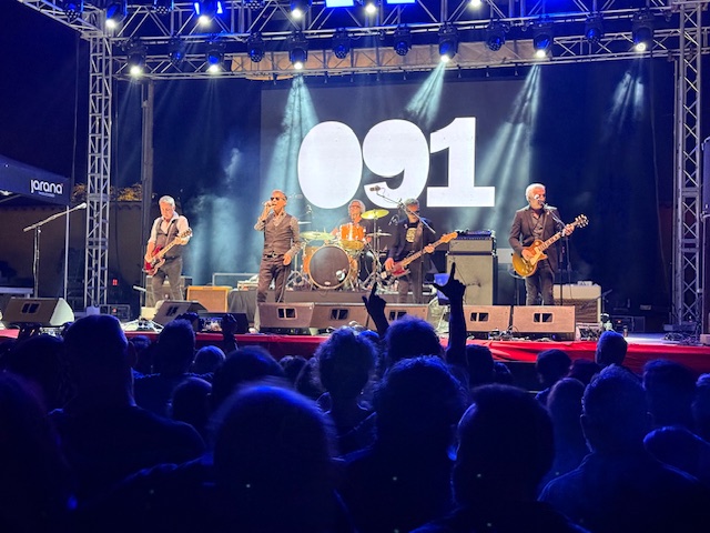 JI_Lapido's tweet photo. Anoche, los Cero volvimos al lugar del crimen. Auditorio de Maracena, 30 años después. Piruetas espacio-temporales. Sensación de incredulidad y a la vez de agradecimiento al destino: las guitarras siguen rugiendo y las melodías planeando sobre las cabezas del respetable. Rock. https://t.co/m86wDlGnag